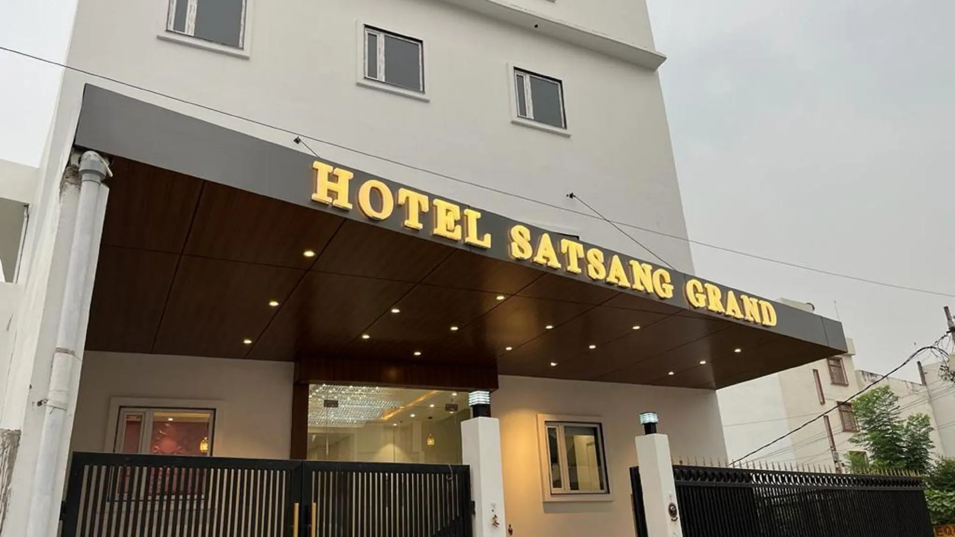 Hotel Satsang Grand Varanasi